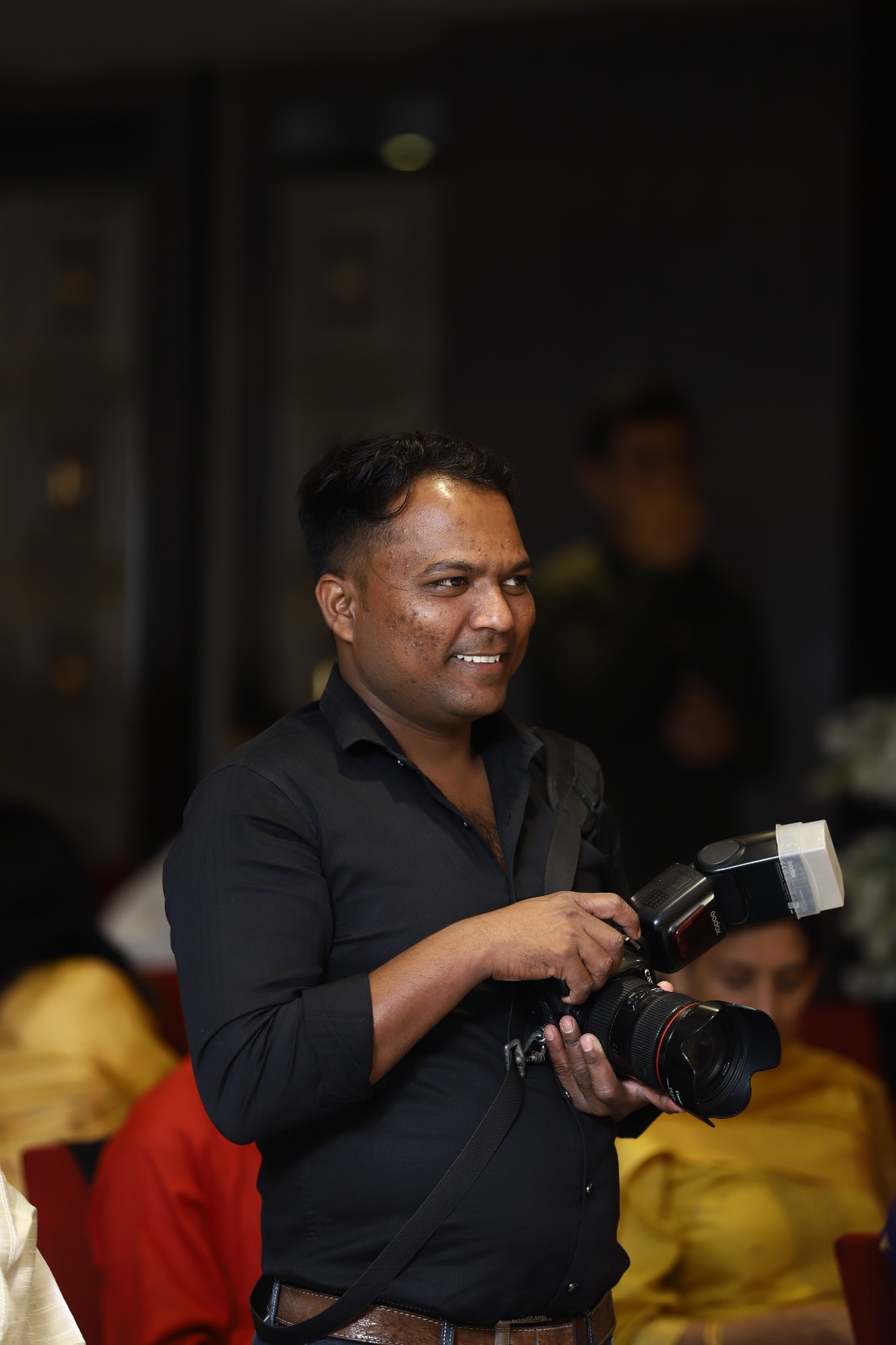 Manoj Badoliya photographing a wedding with his camera